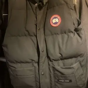 Säljer en svart Canada Goose väst i storlek S i mycket bra skick. Västen är använt några gånger här & där och den har inga skador alls, köpt den för 6 tusen, den är i mycket bra skick så därför säljer jag den för 5 tusen men pris kan diskuteras!💕