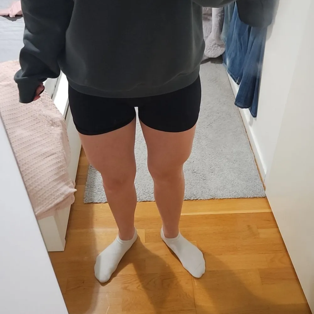 Säljer tre par gym/tränings shorts i olika färger: ett par grå, ett par rosa och ett par svarta. De är högmidjade men går att vika ner till lågmidjat för de som vill de!De har en tight passform med scrunch i rumpan för extra form. Perfekta för både träning och hemma. Materialet är väldigt stretchigt och bekvämt, squatproof! Bra skick och storlek XS i alla 3 🫶. Shorts.