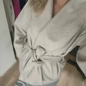 Beige kort kappa - Säljer en superfin beige kappa som kommer ifrån Veromoda. Den är i storlek S/36, och köptes för ungefär 800kr. Kappan är endast använd ett fåtal gånger så är fortfarande superfin!💖💖