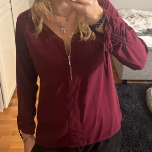 Vinröd blus - Sååå fin blus med coola detaljer som syns på bilderna💖