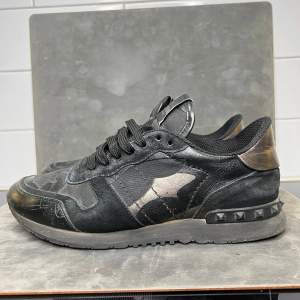 Valentino Rockrunner  | Skick: 7/10 | Storlek: 41| Nypris: 6000kr | Pris: 1999kr | Auenticitet garanterad | Hör av dig vid minsta fråga eller fundering✍️