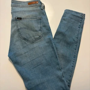 Ljusblå jeans från Lee - Säljer ett par ljusblå jeans från Lee i bra skick. De är i en klassisk straight stil med normal passform och hög midja. Perfekta för både vardag och fest! 🕺