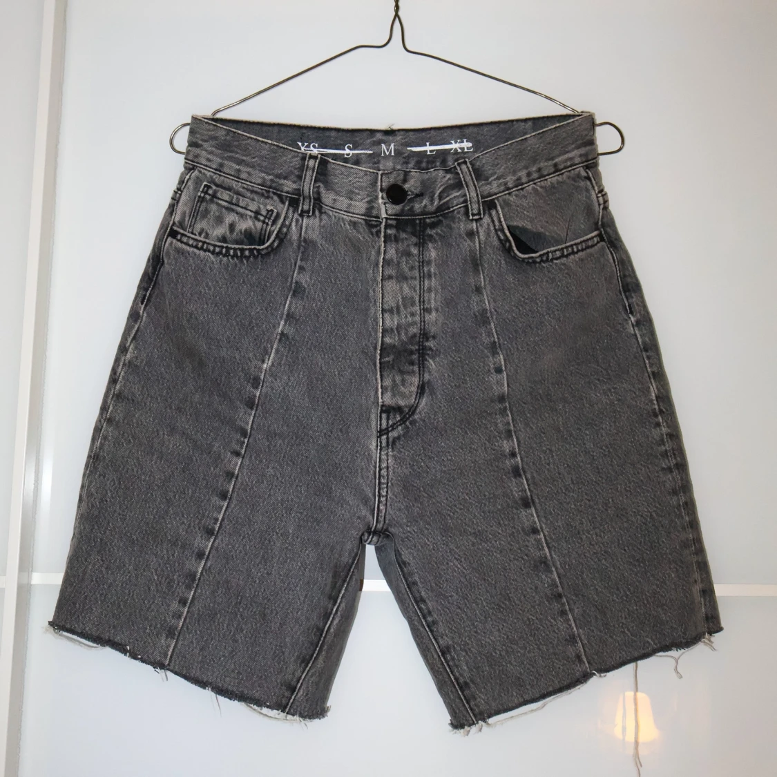 Grå jeansshorts med råa kanter - 90
