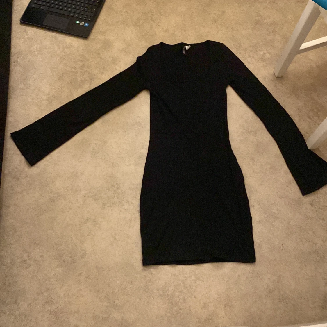 Svart ribbad klänning från H&M Divided