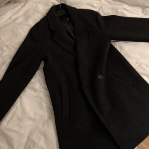 Kappa - Fin kappa, mörkgrå🩶 köptes förra vintern. Sparsamt använd. Inga defekter 