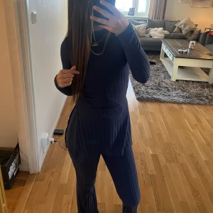 Stickat set  - Blått stickat set, överdelen har en slits på båda sidorna, vilket ger en illusion av att höfterna är större 💙Byxorna är flared. I storlek M men passar bra på mig som brukar ha XS