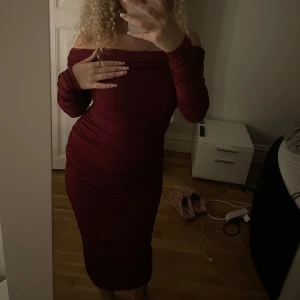 Vinröd offshoulder klänning - Säljer en vinröd offshoulder klänning i mycket bra skick. Klänningen är lång och sitter tajt. Perfekt för höst- och vinterfester.  Den är i mesh material vilket är sååå fint❤️🩷