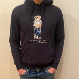 Ralph Lauren bear hoodie - En Ralph lauren hoodie i nyskick, strl M, hör av er vid frågor