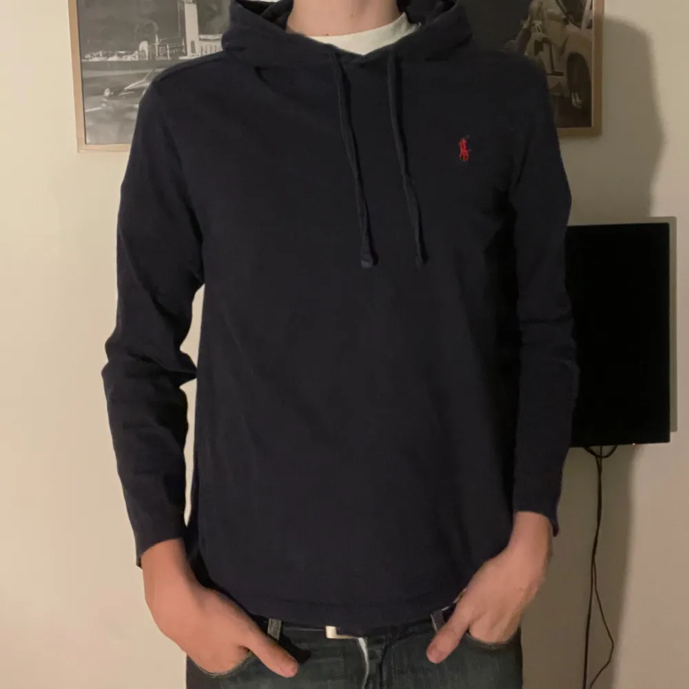 Säljer en snygg mörkblå hoodie från Polo Ralph Lauren i storlek S. Den har en klassisk design med en liten röd logga på bröstet och justerbar huva. Perfekt för den som vill klä sig grish eller Laidback. Tvecka inte om du undrar något😊. Hoodies.