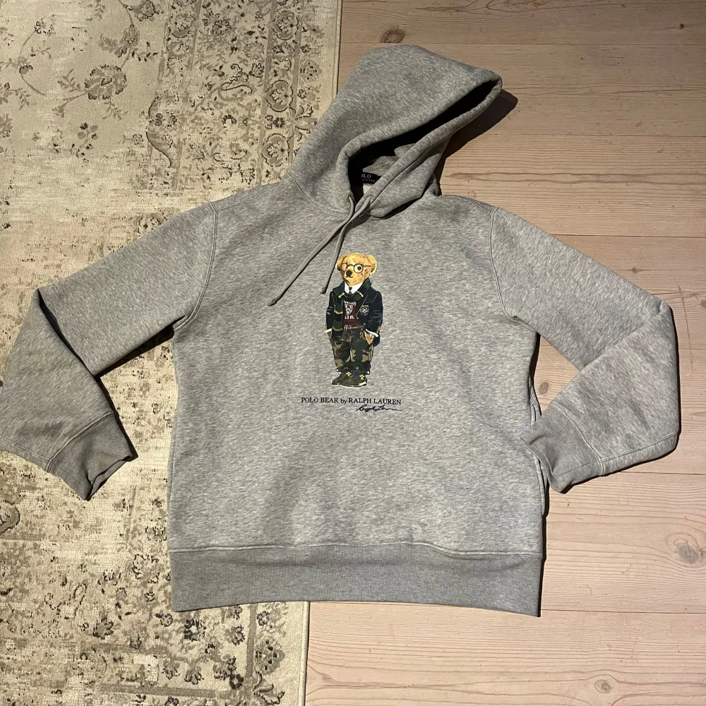 Hej! Säljer en Ralph Lauren Polo Bear hoodie i storlek M, väldigt fint skick utan hål eller liknande.  Nypris ca 1599😃. Tröjor & Koftor.