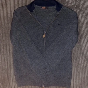 Morris cardigan 100% merinoull  - Riktigt snygg Morris cardigan i storlek M men passar S. Skick mycket bra. Nypris 2000 ish mitt pris 899 ej hugget. Hör av dig vid fler frågor eller funderingar!