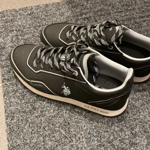 Polo Ralph lauren skor - Max använda 3 gånger, säljer skorna eftersom de är för små