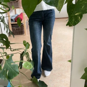 Mörkblå bootcut jeans - Säljer ett par snygga mörkblå bootcut jeans i mycket bra skick, endast använda ett fåtal gånger. Dem är mid waist men går att justera till low waist. Lite ”randiga” som ger en vintage design. Skicka ett meddelande vid intresse! 💙