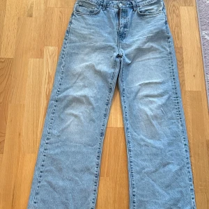 Lager 157 jeans  -  Ett par ljusblå vida högmidjade jeans från lager 157 i bra skick. Använt några gånger men ser nästan helt nya ut. Storlek L. Skriv om du har frågor!❤️