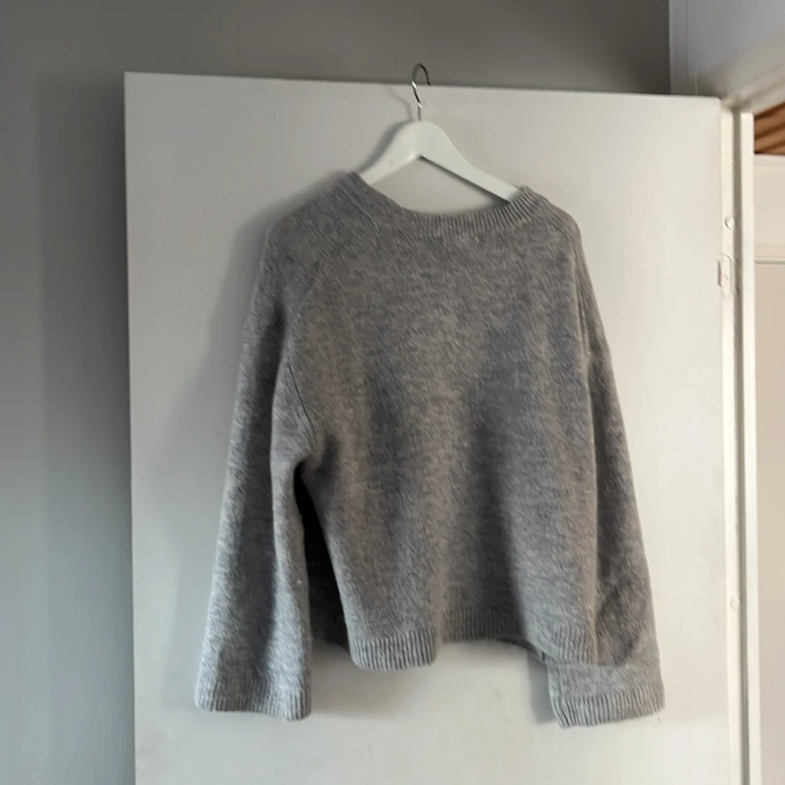 Grå stickad tröja från Gina Tricot - 90