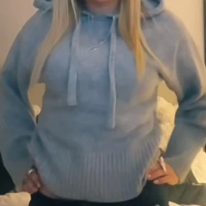 Grå hoodie från Zara - Säljer denna populära hoodie från Zara i storlek M som inte finns på hemsidan längre. Den är stickad med huva och ribbade muddar vid ärmslut och nederkant🩶Den är lite nopprig på vissa ställen men annars verkligen jättebra skick💕💕!!första bilden är lånad!!