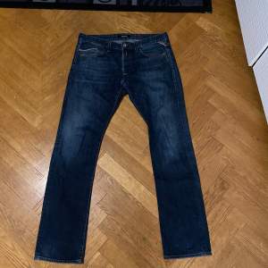 Säljer ett par snygga blå jeans från Replay i storlek 36. De har en klassisk straight fit och är i mycket bra skick. Perfekta för både vardag och fest! 🕺