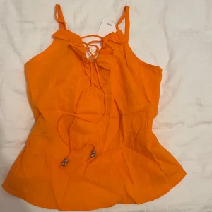 Linne  - Ett linne från Mango, aldrig använd, köpt för 349kr, säljs för att jag inte använder det