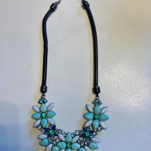 Halsband  - Halsband köpt på Glitter. Se bilder för mått, det är något justerbart. Mycket fint skick. 