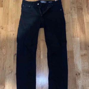 Svarta jeans från Dressmann - svarta jeans från Dressmann i storlek 31/32. De har en klassisk design med dragkedja och knapp framtill. Jeansen är regular fit och passar perfekt för både vardag och fest. De är i mycket bra skick och redo för en ny ägare!                Pris kan diskuteras vid snabb affär! 
