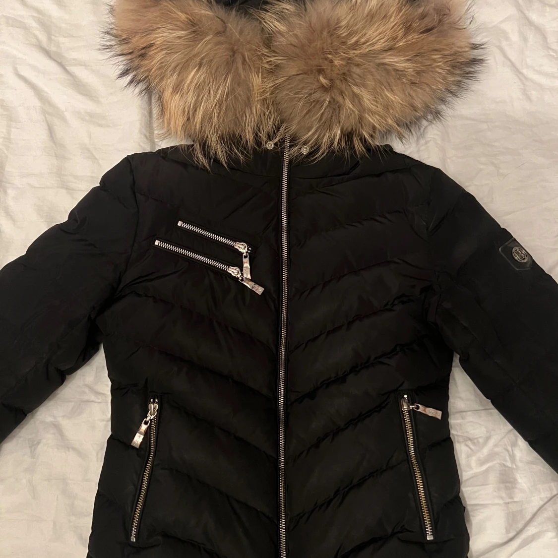 Svart dunjacka med pälsdetaljer