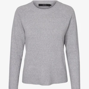 Grå stickad tröja från Vero Moda - Säljer en grå stickad tröja från Vero Moda . Säljer pågrund av att den tyvärr inte kommer till andvändning längre. Den är i mycket bra skick och bara andvänd fåtal gånger. 