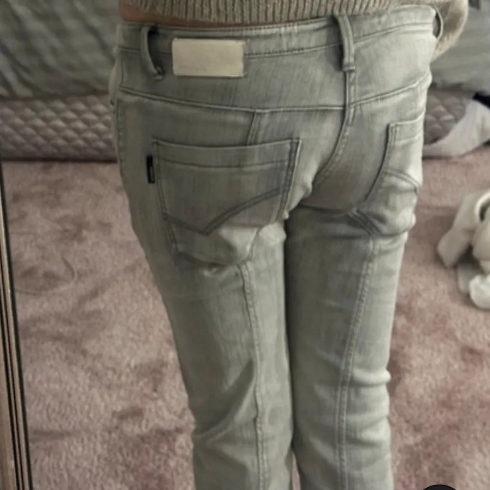 Säljer ett par ljusgrå jeans i fint skick!Perfekta för både vardag och fest!  Är o storlek men skulle även säga att dom passsar i S! Har en dragkedja nere vid foten! Skriv om bild på de. Jeans & Byxor.