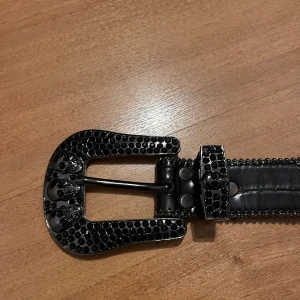 Bb simons bälte - Säljer ett svart bb simons bälte med dödskallar på som är i bra skick. Längd 115cm. Priset är inte hugget i sten