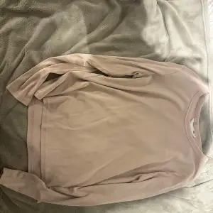 Säljer en stilren beige långärmad tröja från H&M i storlek XL. Perfekt för en avslappnad look under hösten eller våren. Tröjan är i bra skick och har en mjuk och bekväm passform. Passar både till vardags och lite mer uppklädda tillfällen.