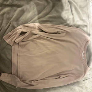 Beige långärmad tröja från H&M - Säljer en stilren beige långärmad tröja från H&M i storlek XL. Perfekt för en avslappnad look under hösten eller våren. Tröjan är i bra skick och har en mjuk och bekväm passform. Passar både till vardags och lite mer uppklädda tillfällen.
