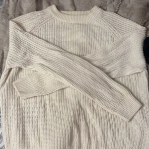 Vit/beige stickad tröja från 157 - Mysig vit/beige stickad tröja från 157 i storlek S.🌸