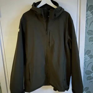 Helly Hansen jacka - Säljer min olivgröna Helly Hansen jacka. Jackan är perfekt inför våren samt även under en lite varmare vinter dag. Jackan är som ny och har väldigt skönt material enligt mig. Säljer jackan eftersom den är alldeles för stor för mig. Hör av er vid frågor!