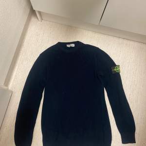 Säljer en snygg Navy Blue stickad Stone Island tröja för att den inte längre passar mig. Säljs för grymt pris. Den ser helt ny ut och är i mycket bra skick.