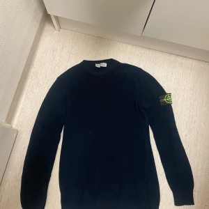 Navy Blue Stone Island tröja - Säljer en snygg Navy Blue stickad Stone Island tröja för att den inte längre passar mig. Säljs för grymt pris. Den ser helt ny ut och är i mycket bra skick.