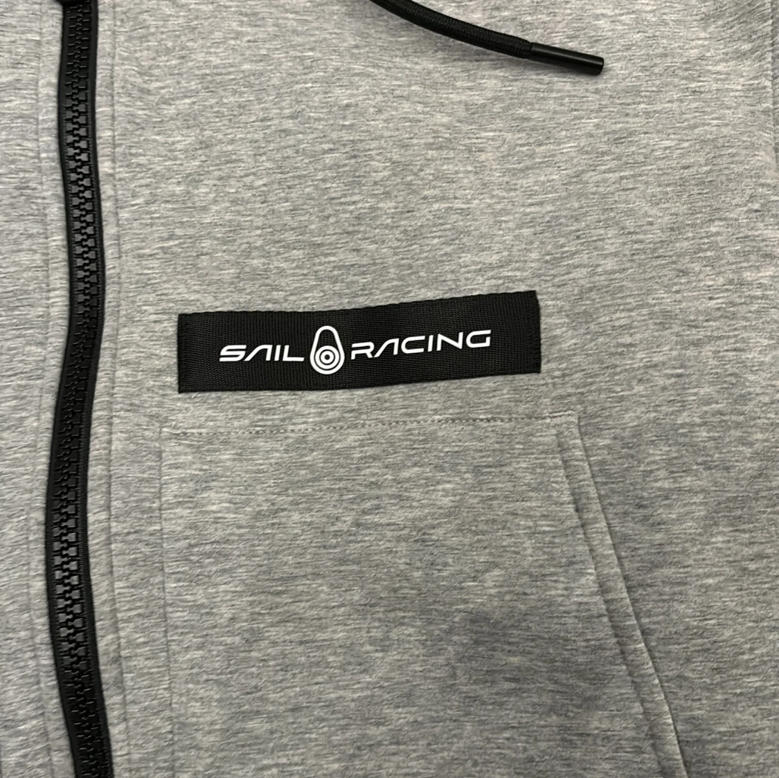 Grå hoodie från Sail Racing - 90