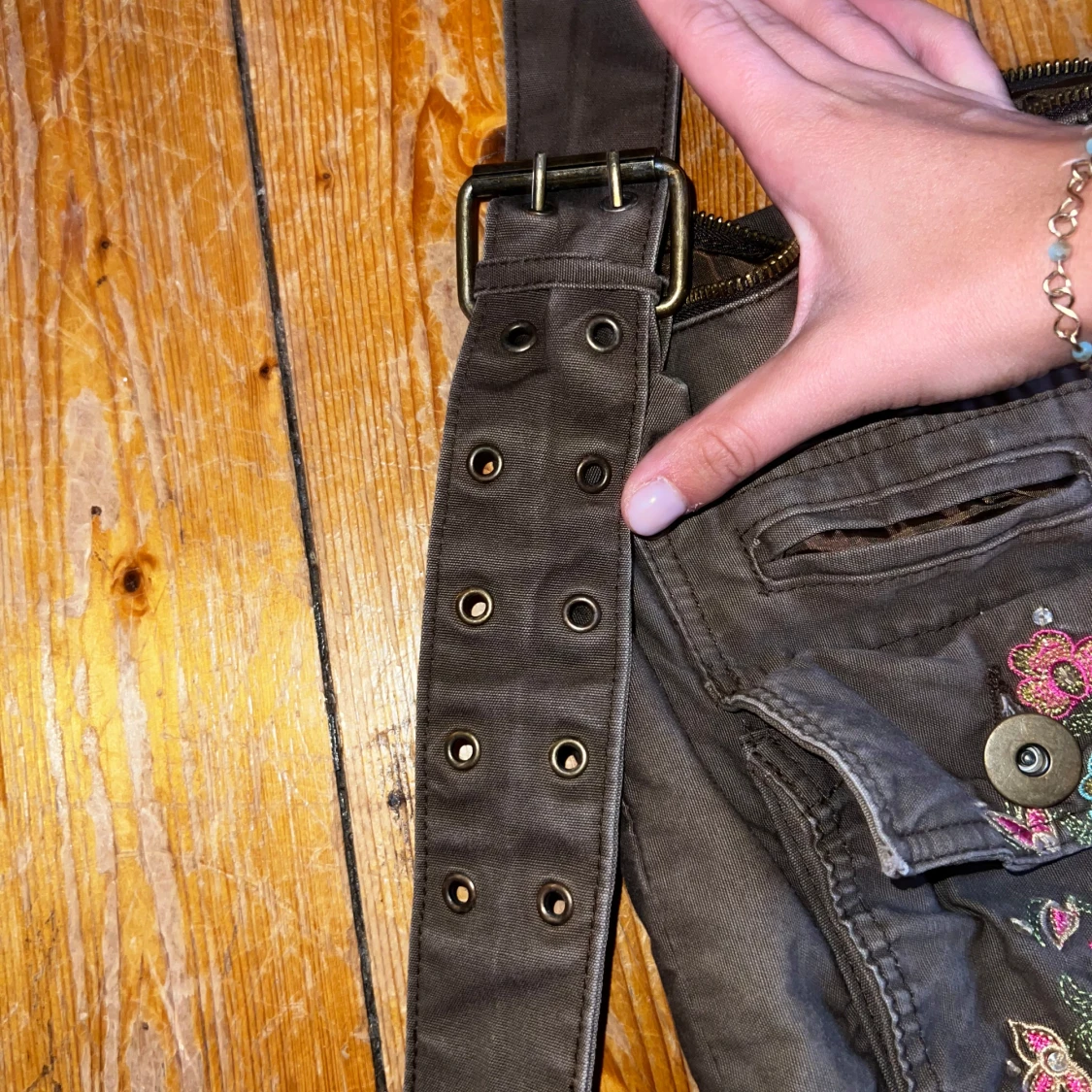 Brun axelväska med broderade blommor - 91