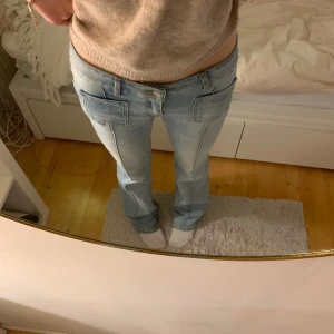 Ljusblå jeans madlady  - Säljer dessa populära jeans från Madlady då dem tyvärr är lite för stora för mig. Har inte använts så många gånger💞passar folk som är ganska långa (över 170 cm)