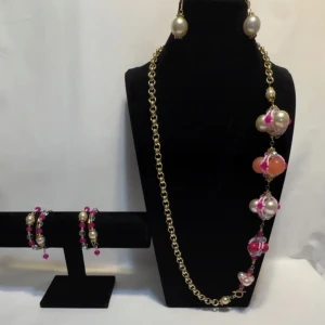Färgglatt smyckeset med pärlor och kedja - Säljer ett unikt smyckeset med halsband, armband och örhängen. Setet har en guldig kedja med stora pärlor i vitt, rosa och orange. Perfekt för att liva upp vilken outfit som helst! 💖Ett par örhängen och ett par armband plus en halsband handgjorda mycket mycket fint nytt oanvänd 