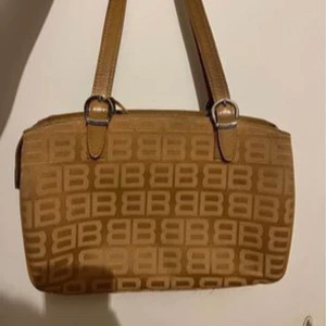 Beige axelväska med mönster - Säljer en snygg beige axelväska med ett coolt mönster. Väskan har två rejäla axelremmar och är perfekt för vardagsbruk. Den är i bra skick och passar till de flesta outfits. Perfekt för höst och vår!