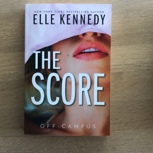 The Score av Elle Kennedy - En jättebra bok på engelska. Den är endast läst en gång och skicket är därför superbra. Som ny. Detta är den tredje boken i serien Off Campus. Jag vill gärna sälja hela serien tillsammans så om du är intresserad kan du skriva till mig. Detta är det gamla omslaget som annars kan vara svårt att hitta.