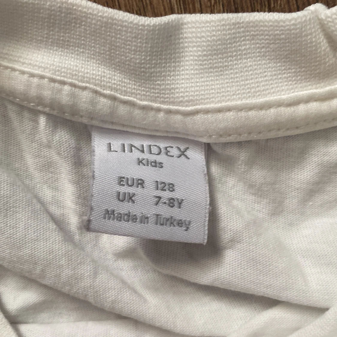 Vit t-shirt med lila tryck från Lindex Kids - 91