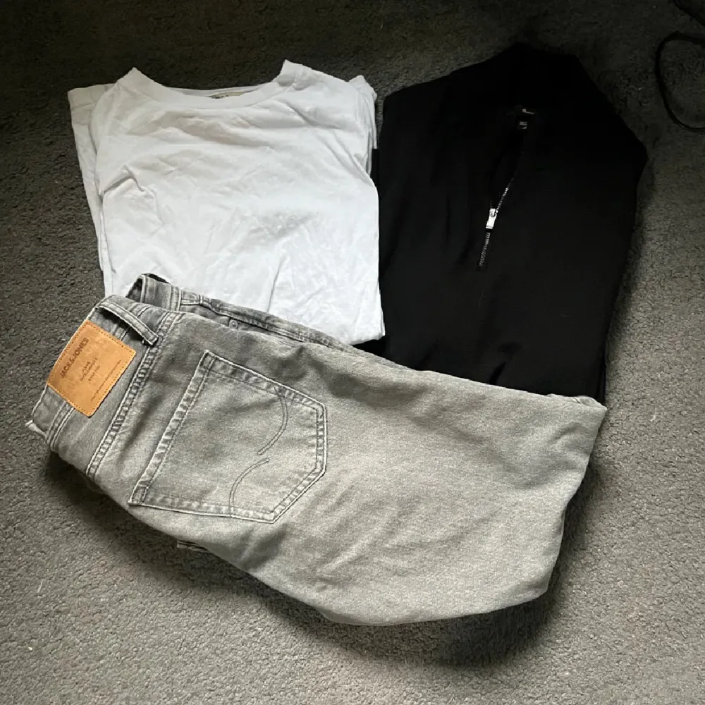 Helt nya snygga grå jeans i den populära chriis modellen från jack & jones. Först till kvarn!. Jeans & Byxor.