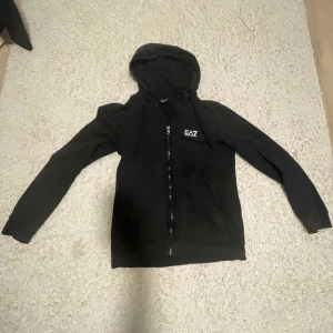 EA7 hoodie - Bra skick
