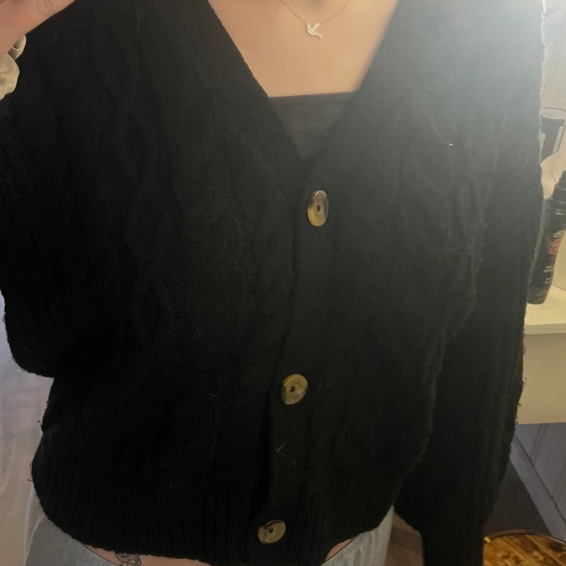 Svart stickad kofta med knappar - 90