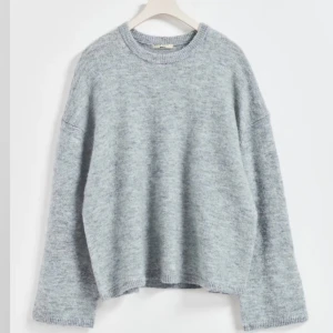 Ljusgrå stickad tröja från ginatricot - Mysig ljusgrå stickad tröja från ginatricot.💋Den är slutsåld och är lite använd🥰 Ett måste för höst- och vintergarderoben!Köptes för 400kr men säljer billigt🥰pris kan diskuteras vid snabb affär