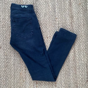 Dondup jeans - Mörkgrå dondup george jeans med slitningar  storlek 30 lite längre i storleken  Skick 9/10