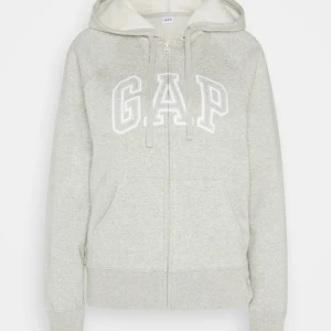 Grå hoodie från GAP - bra skick köpt för 500kr säljer för 300