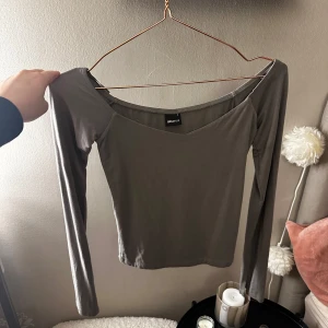 V ringad tröja - Grå v ringad tröja ifrån ginatricots soft touch kollektion🤍slits i armen