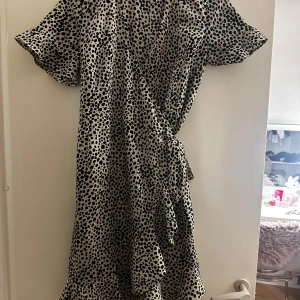 Svart vit klänning  - Söt klänning🖤🤍