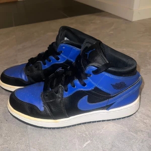 Nike Air Jordans i svart och blått - Säljer ett par snygga Nike Air Jordans i svart och blått. Storlek 39❤️